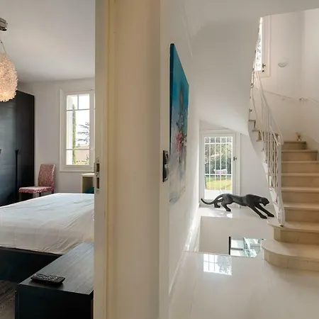 Superb Contemporain With Swimming Pool In Cap