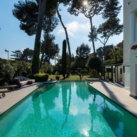 Superb Contemporain With Swimming Pool In Cap *