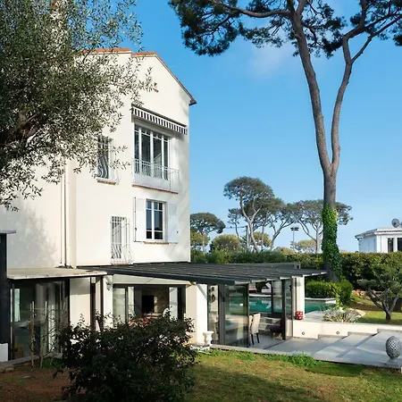Superb Contemporain With Swimming Pool In Cap