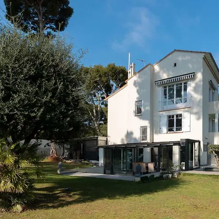 Superb Contemporain With Swimming Pool In Cap