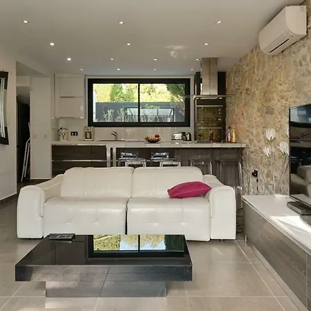 Superb Contemporain With Swimming Pool In Cap