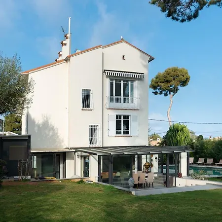 Superb Contemporain With Swimming Pool In Cap